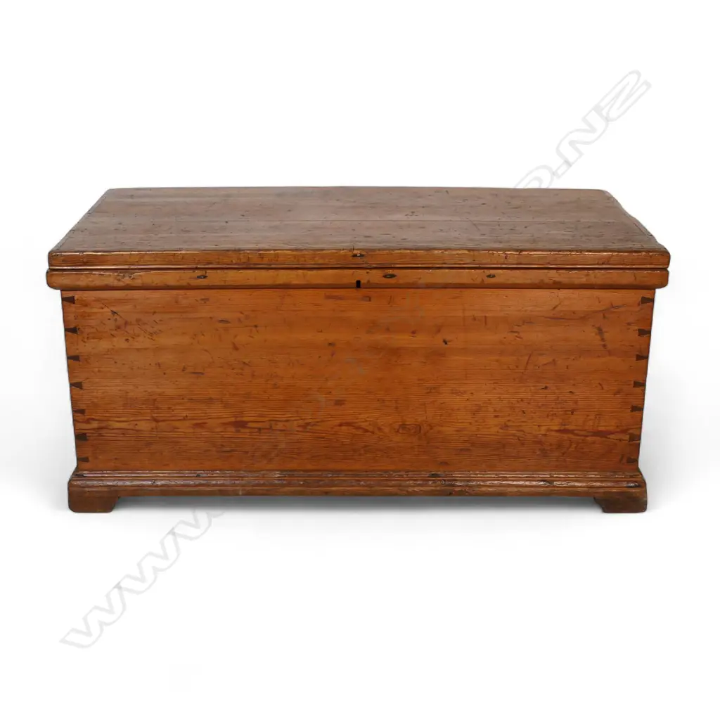A Victorian pine storage trunk, Image 1++